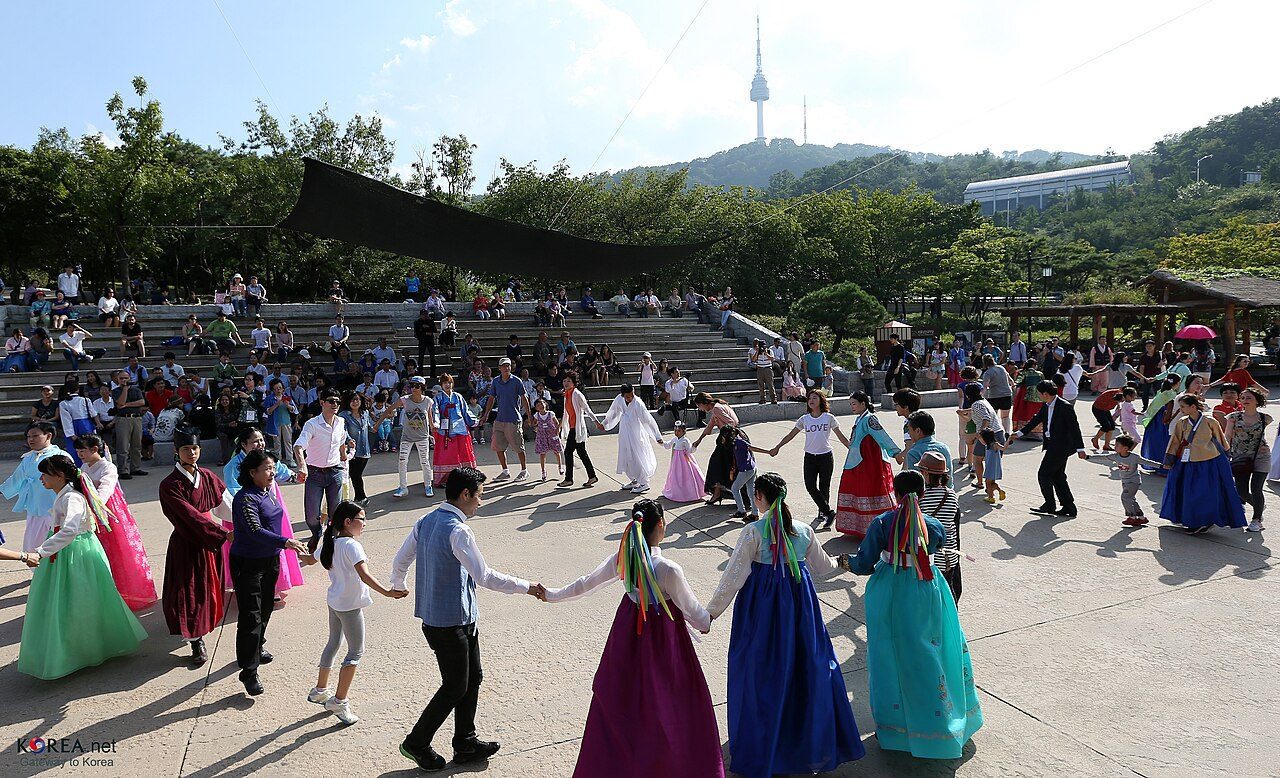원을 그리며 강강술래를 하는 사람들을 멀리서 찍은 장면