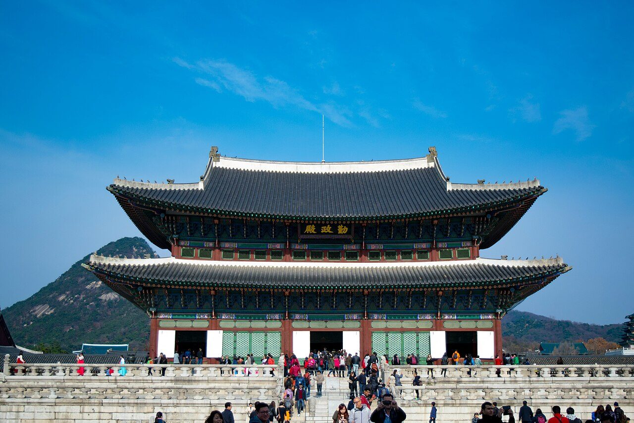 파란 하늘 아래 경복궁 근정전 정면